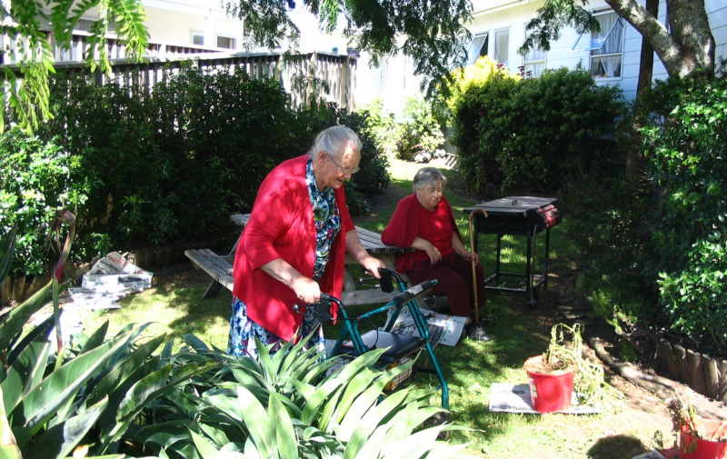 Cairnfield House residents outside in the yard.