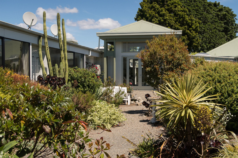 Parkwood Retirement Village & Lodge lodge garden SB